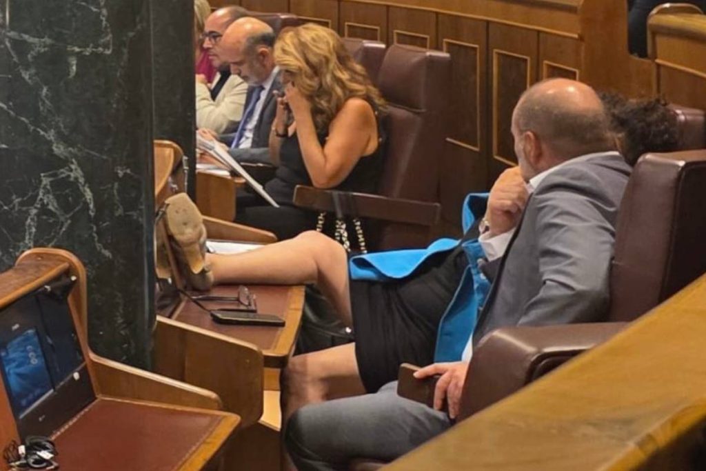 Θύελλα αντιδράσεων με τη στάση γυναίκας βουλευτή μέσα στο κοινοβούλιο στην Ισπανία