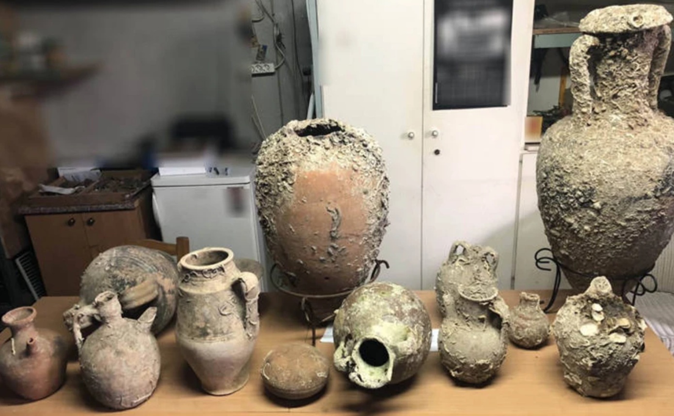Συνελήφθη 53χρονος στον Άλιμο με αρχαίους αμφορείς από τον 5ο αιώνα π.Χ. και τη βυζαντινή περίοδο (βίντεο)