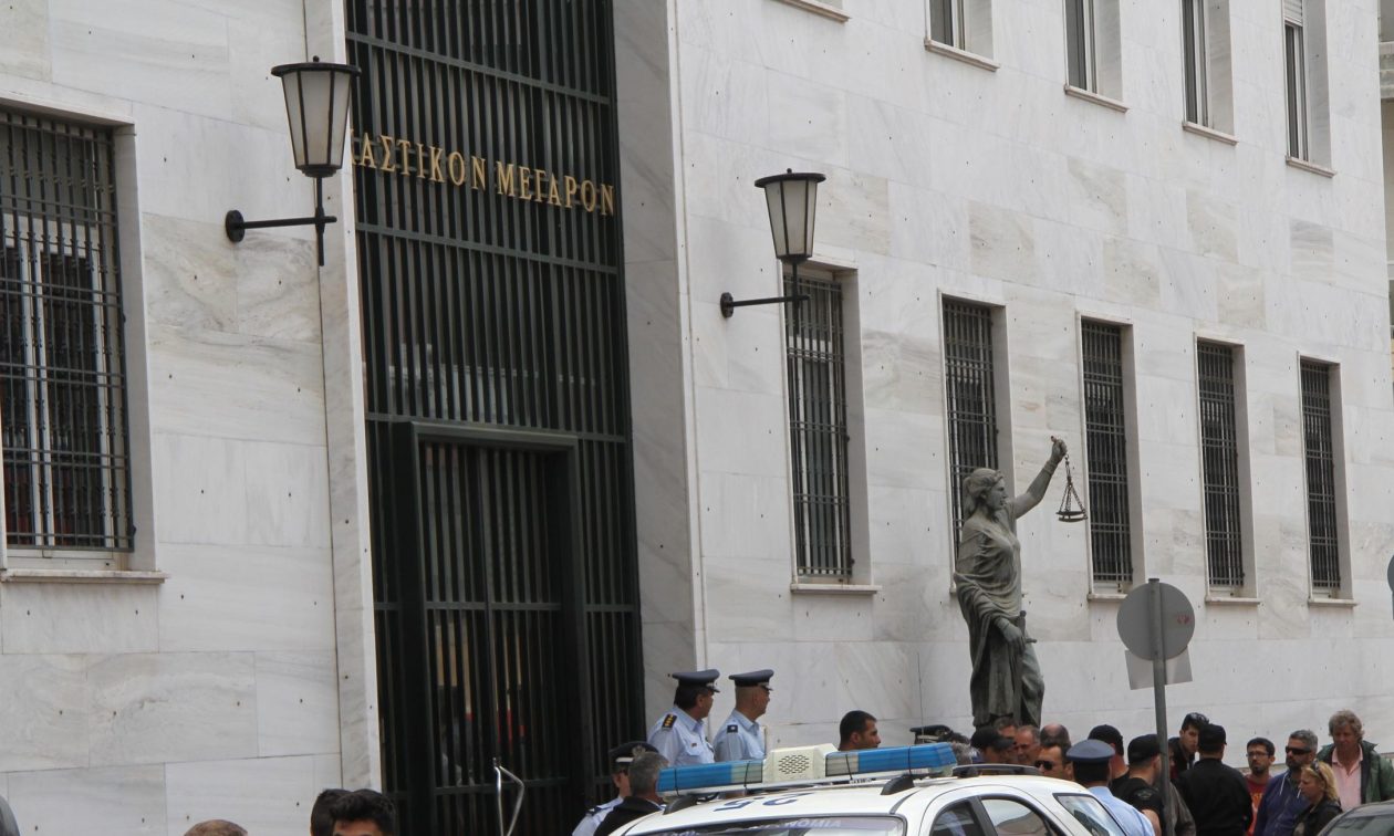 Αιφνίδιος θάνατος στην Αμαλιάδα: Άνδρας κατέρρευσε ξαφνικά έξω από τα δικαστήρια 