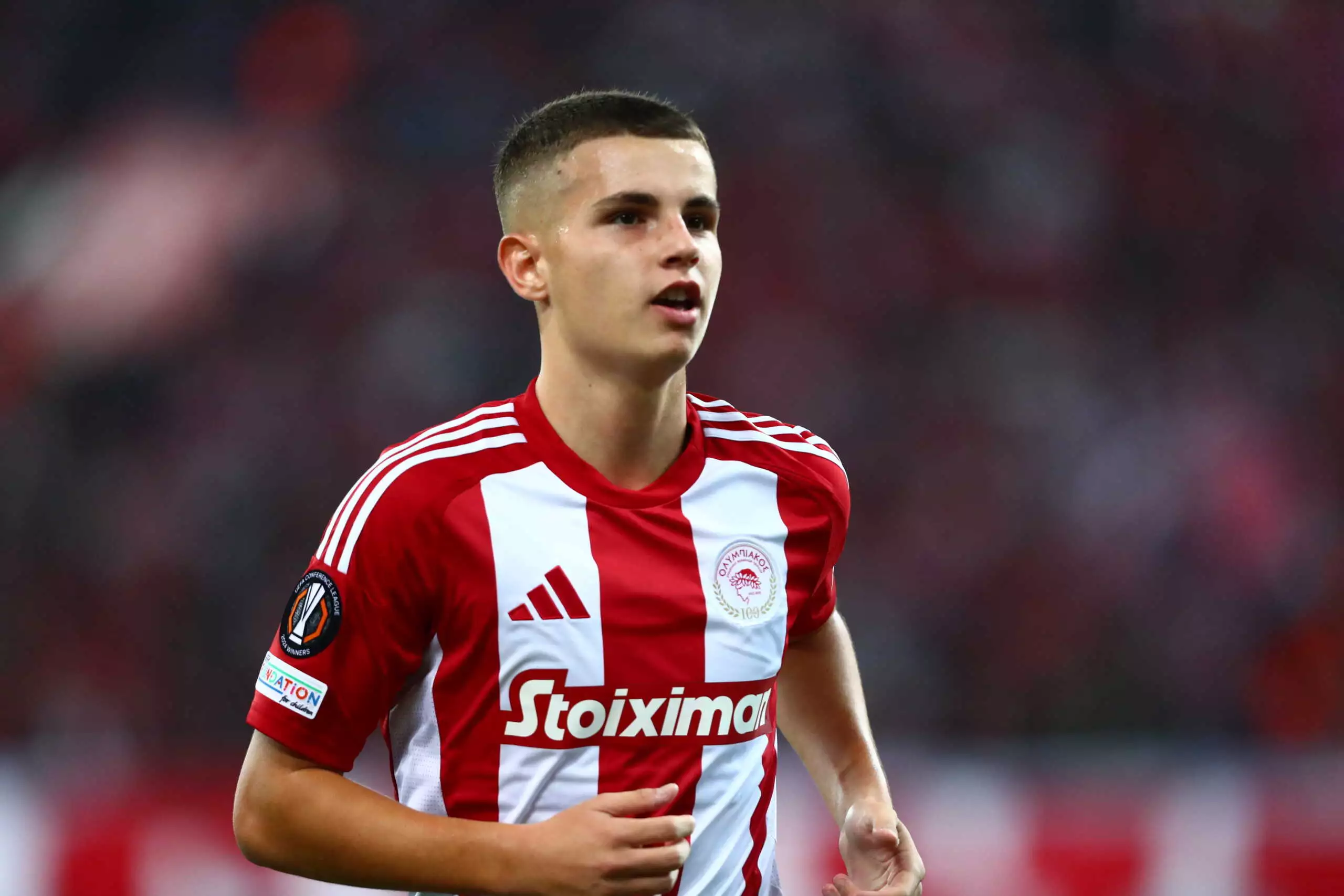 Περιζήτητος ο Χρήστος Μουζακίτης: Τρία ευρωπαϊκά «μεγαθήρια» έχουν ρωτήσει για τον μέσο του Ολυμπιακού