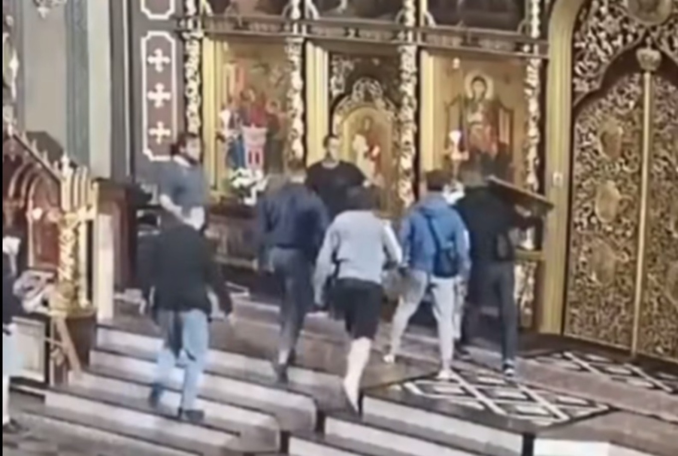 Πόλεμος εναντίον ιερέων: Νεοναζί της ουκρανικής «Aidar» ξυλοφορτώνουν άγρια κληρικούς σε εκκλησία! – Δείτε βίντεο