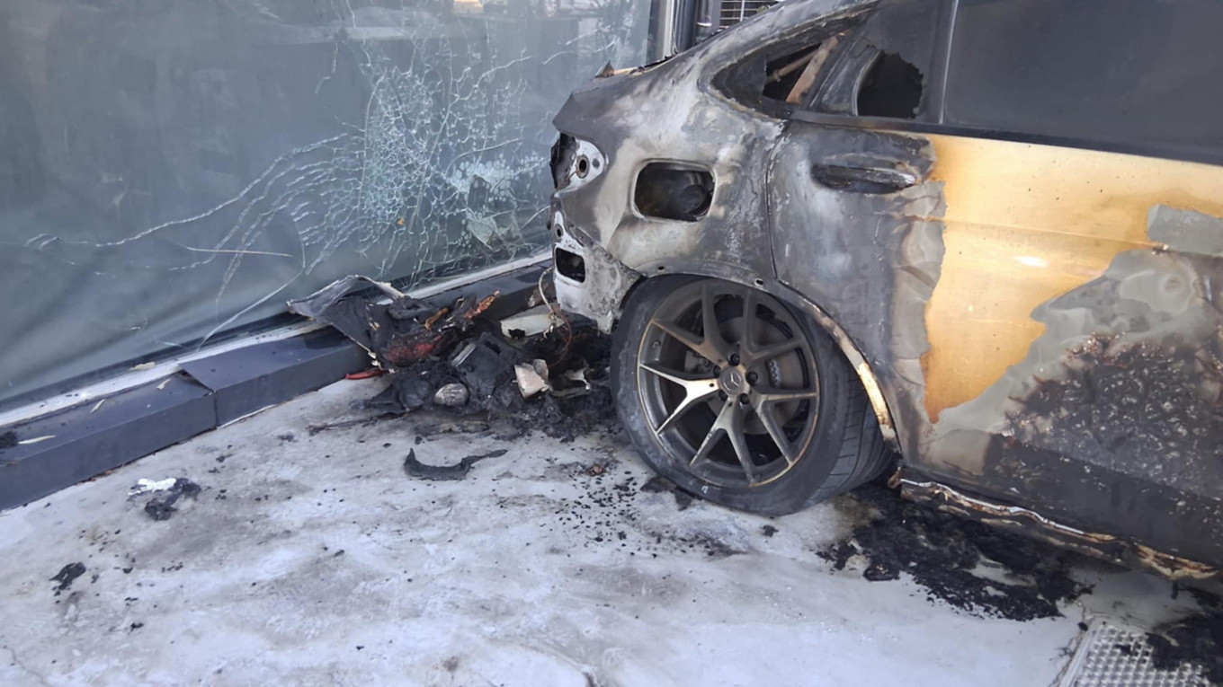 Έριξαν γκαζάκια σε έκθεση αυτοκινήτων στην Κηφισιά – Δείτε φωτογραφίες