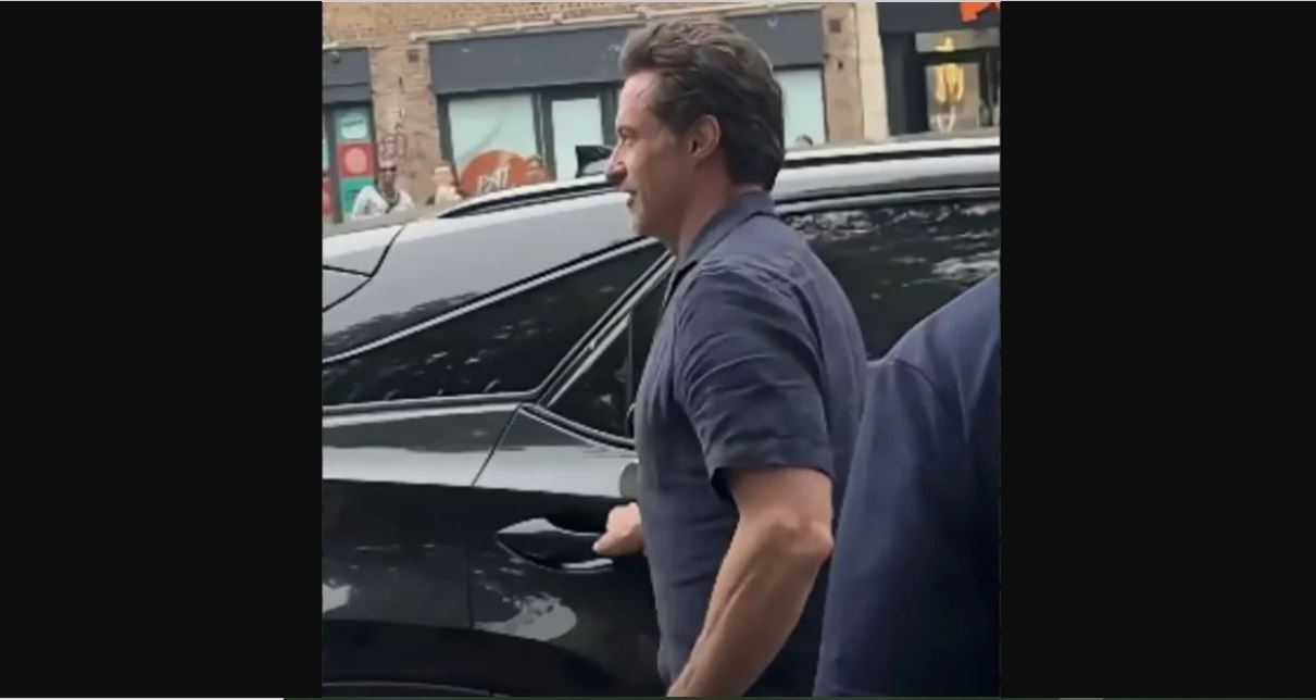 Χιου Τζάκμαν: Η στιγμή που ο ηθοποιός μπαίνει σε αμάξι αγνώστου για να αποφύγει τους θαυμαστές του