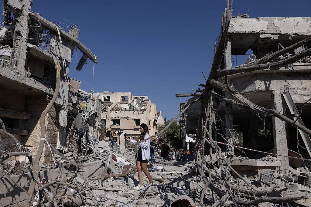 «Σκόνη και θρύψαλα» το κέντρο του Τελ Αβίβ από τους ιρανικούς πυραύλους – Δείτε βίντεο