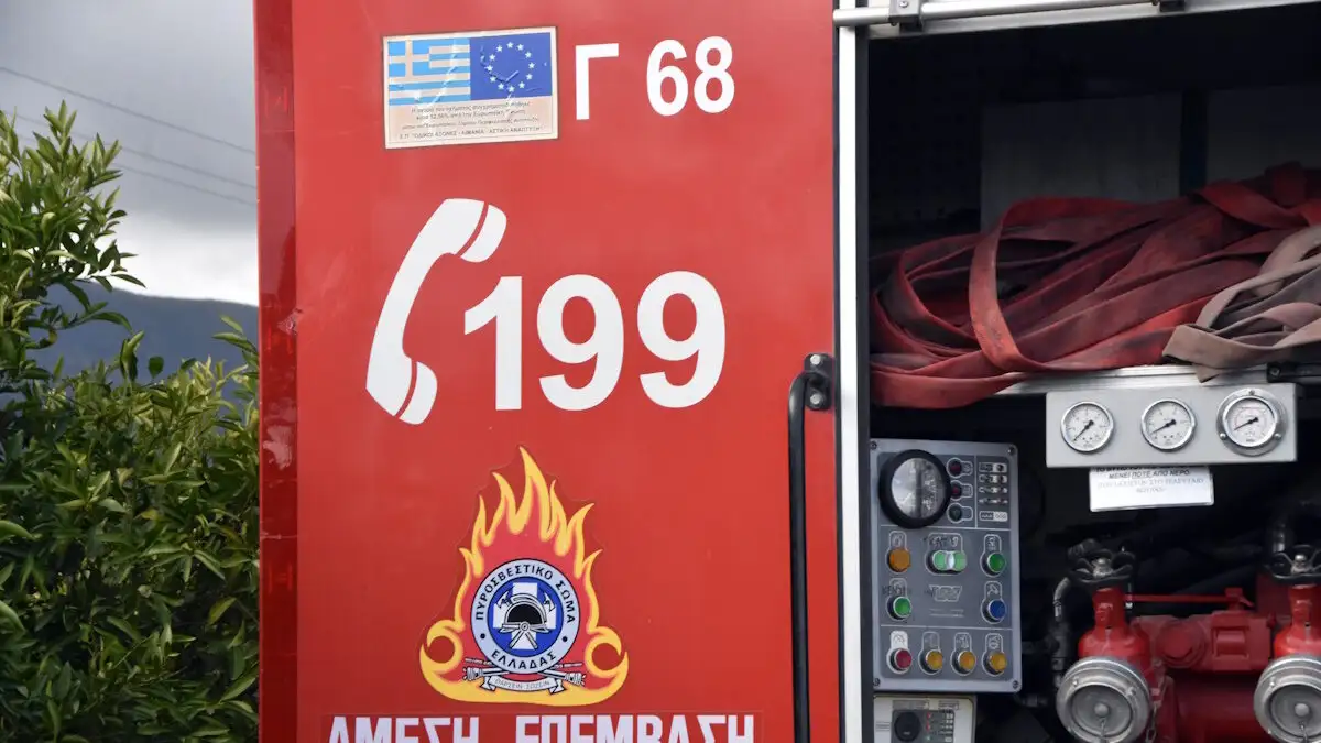 Στις φλόγες τυλίχθηκε διαμέρισμα στη Γλυφάδα – Επιχειρούν 9 πυροσβέστες