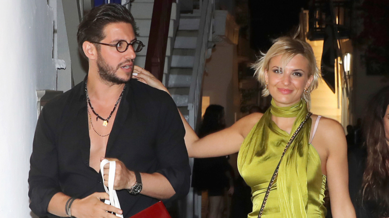 Στη Μύκονο η Κατερίνα Λιόλιου: Ποζάρει χαμογελαστή με τον σύντροφό της – Δείτε φωτογραφίες