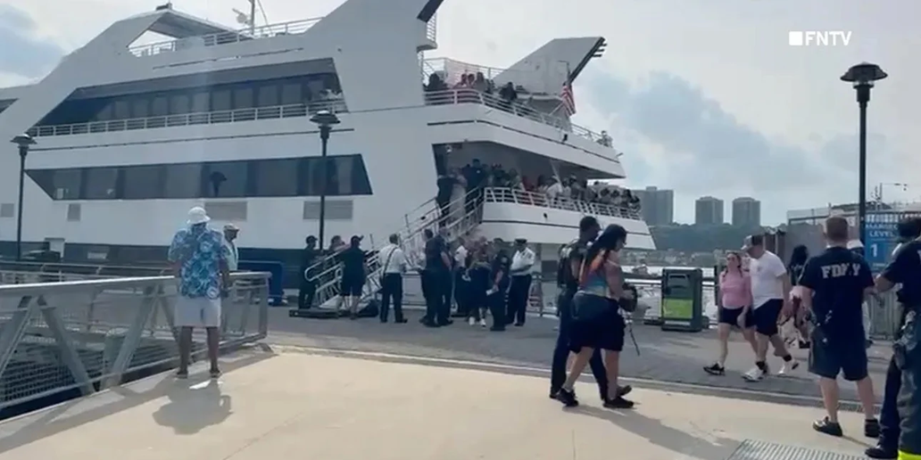 Νέα Υόρκη: Σκάφος με 352 επιβαίνοντες προσέκρουσε σε προβλήτα – Τουλάχιστον 35 τραυματίες (βίντεο)