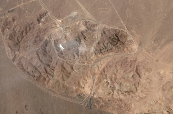 Ιράν: Ζημιές στις εισόδους του πυρηνικού εργοστασίου στο Φόρντοου από την αμερικανική επίθεση (δορυφορικές εικόνες)