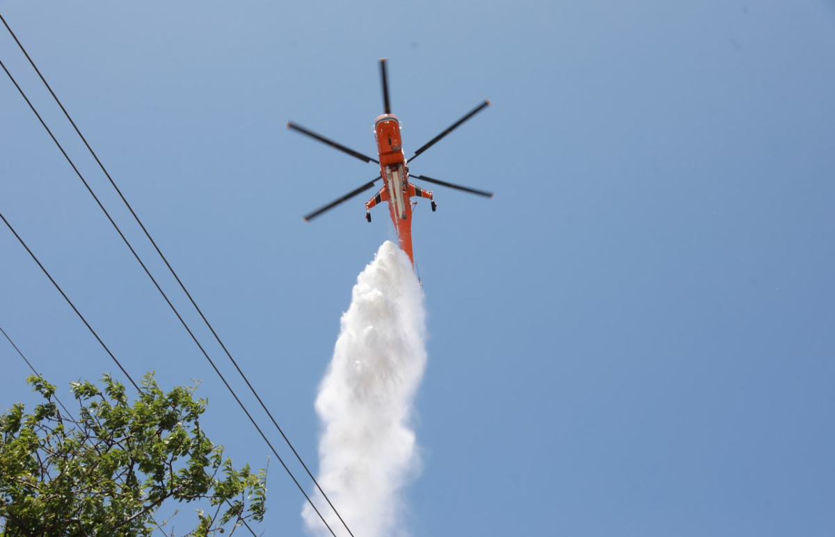 Φωτιά στην Ιεράπετρα στην Κρήτη: Επιχειρούν και εναέριες δυνάμεις (βίντεο)
