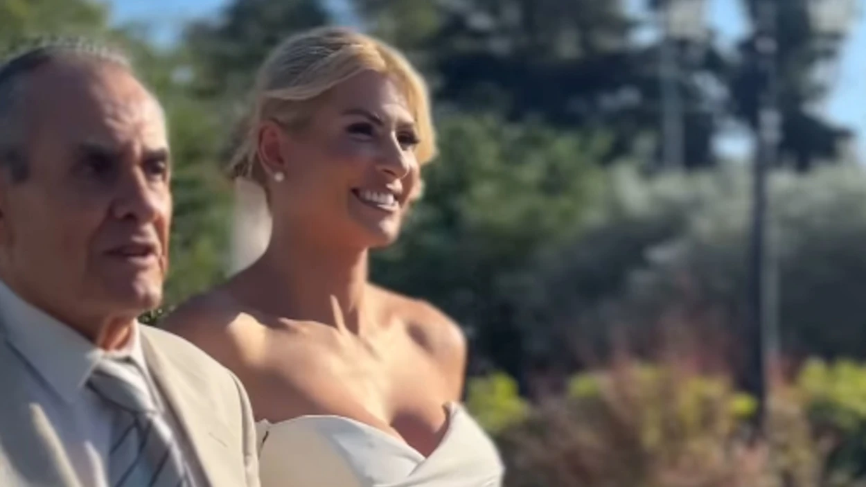 Παντρεύτηκε η Ευρυδίκη Παπαδοπούλου – Ο μπαμπάς της τη συνόδευσε νύφη στην εκκλησία (φωτο-βίντεο)