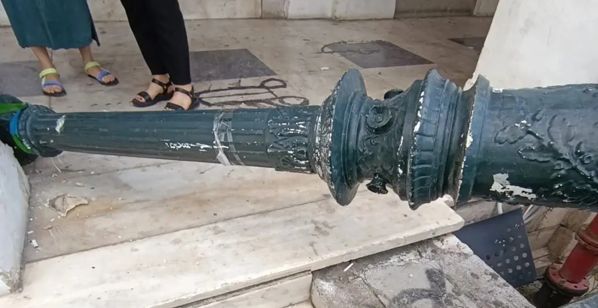 Πάτρα: Φανοστάτης έπεσε μπροστά από το θέατρο Απόλλων – Ευτυχώς δεν περνούσε πεζός