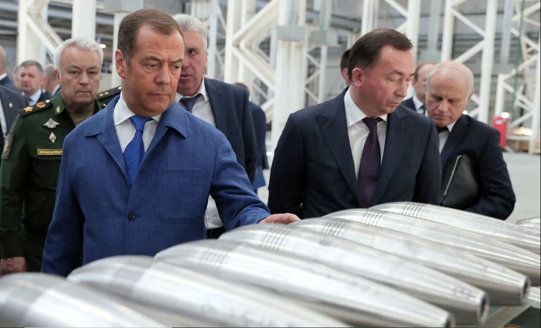 Ν.Μεντβέντεφ: «Υπάρχουν χώρες που είναι έτοιμες να προμηθεύσουν το Ιράν με πυρηνικές κεφαλές»