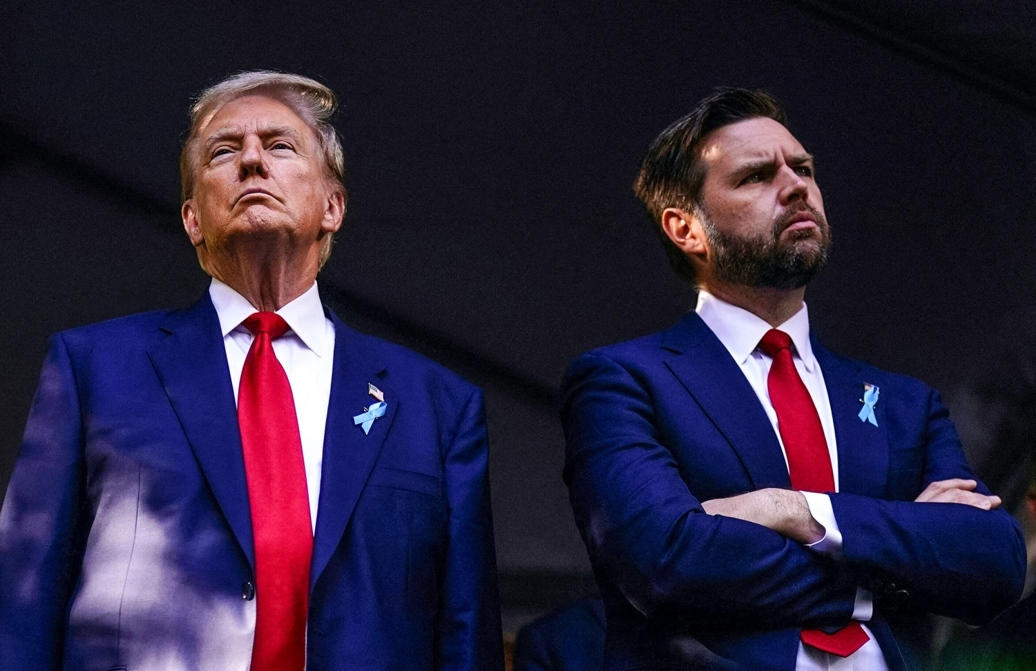 Ο Τ.Ν.Βανς προσπαθεί «να τα μαζέψει» για την ασυμβατότητα (προεκλογικών) λόγων και (μετεκλογικών) έργων Τραμπ