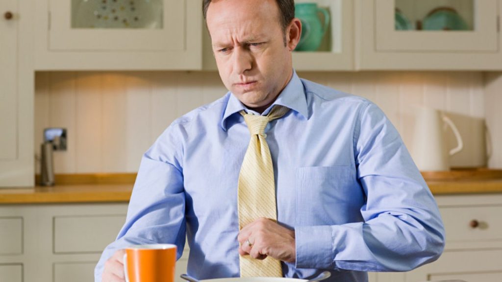 Αίσθημα παλμών μετά το φαγητό: Αυτές είναι οι πιο κοινές αιτίες – Τι να κάνετε για να το αντιμετωπίσετε