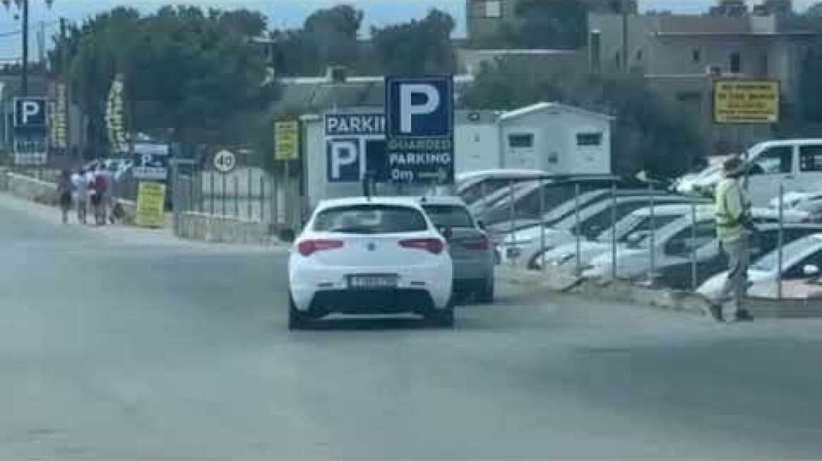 Έξι συλλήψεις στο Ελαφονήσι για «κυνήγι» πελατών στα παρκινγκ