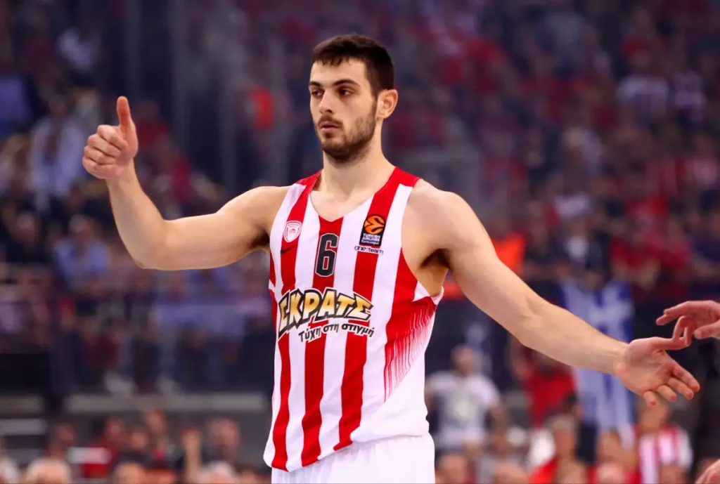 Μετά τον Παναθηναϊκό και ο Ολυμπιακός «αποχαιρέτισε» τον Ι.Παπαπέτρου – Το «ευχαριστώ» του Έλληνα φόργουορντ (φωτο)