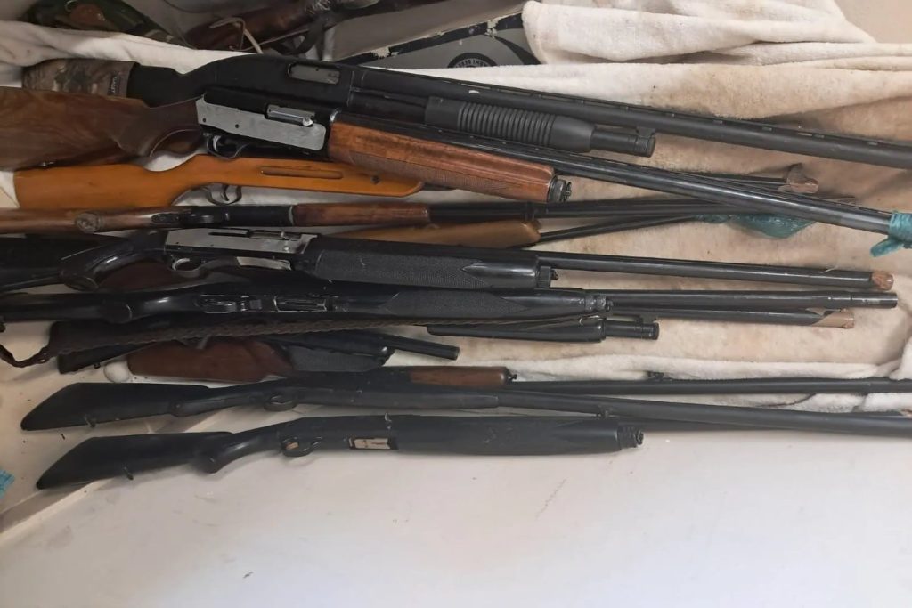 Συνελήφθη ο άνδρας που πυροβόλησε απειλώντας μια γυναίκα – Είχε κανονικό οπλοστάσιο μέσα στο σπίτι του (φωτο)