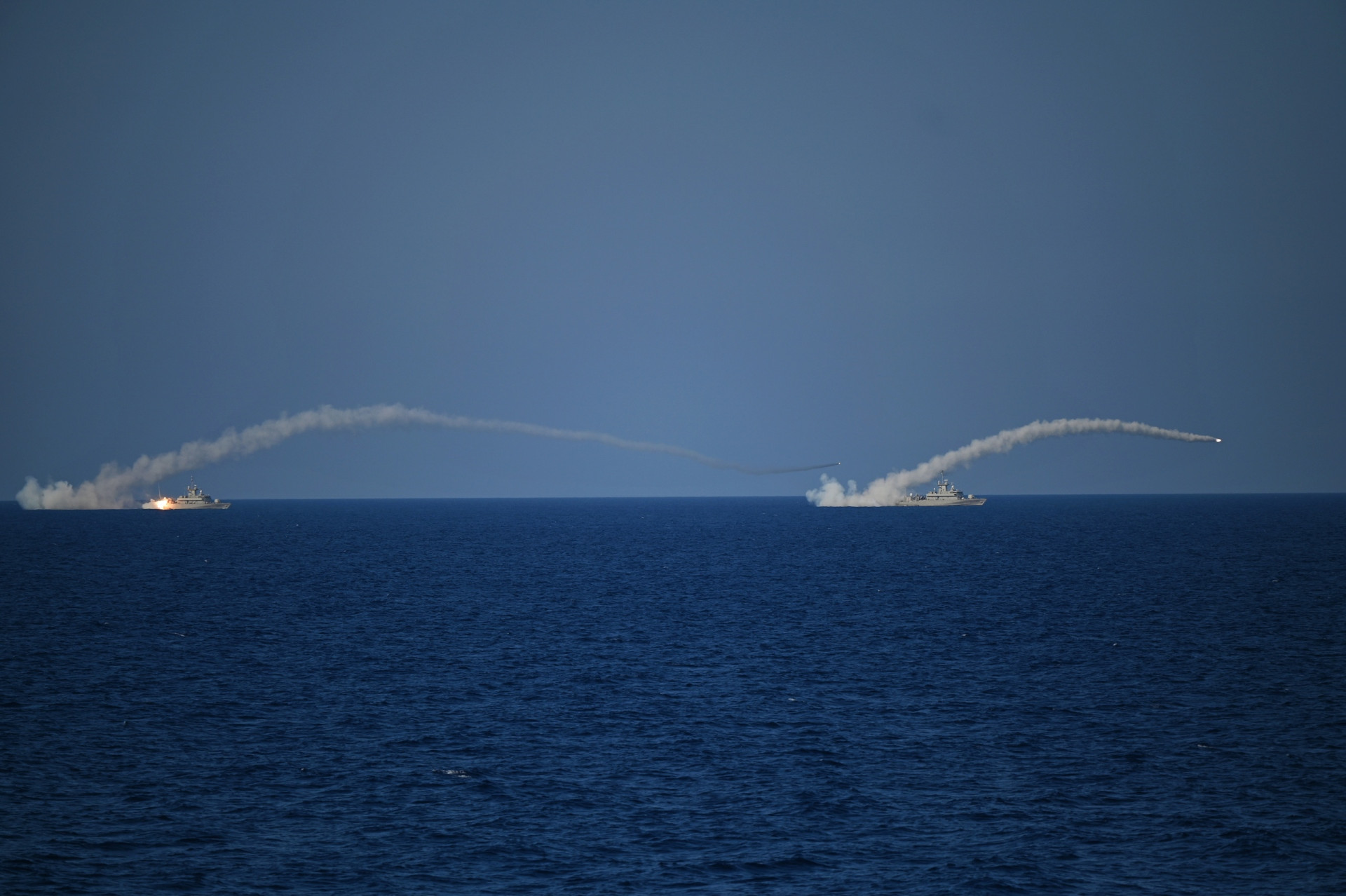 Εντυπωσιακές εικόνες από τις βολές κατευθυνόμενων βλημάτων του ΠΝ – Στη φρεγάτα ΑΔΡΙΑΣ ο Ν.Δένδιας