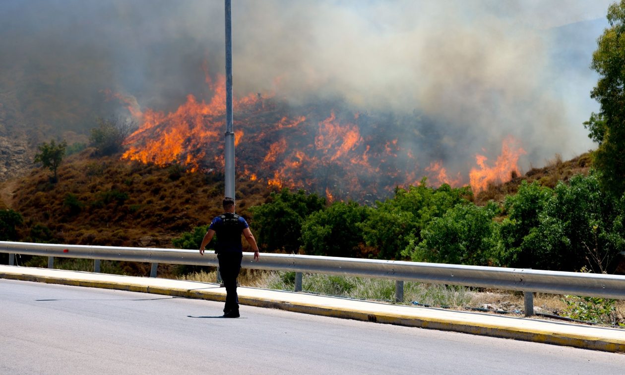 Χίος: Ο καπνός από τη φωτιά «ταξίδεψε» στα 400 χλμ. και «πνίγει» τις Κυκλάδες – Εικόνα από δορυφόρο
