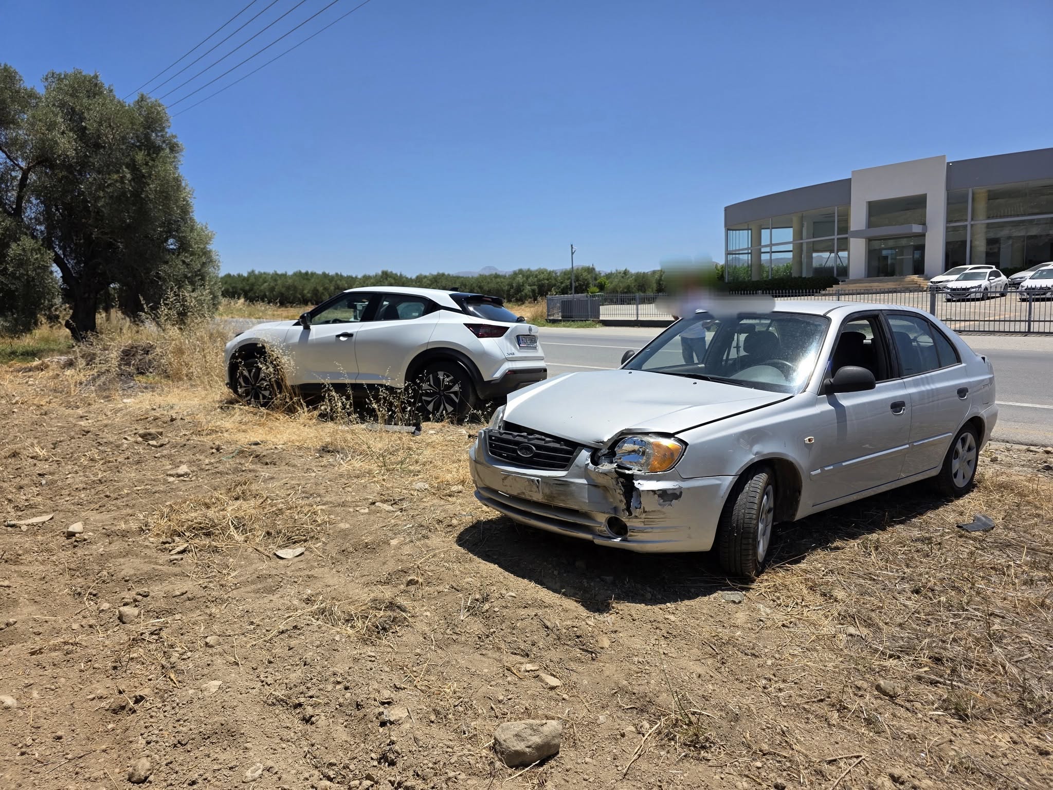 Σφοδρή σύγκρουση οχημάτων στην Κρήτη – Σε χωράφι κατέληξαν τα αυτοκίνητα (φωτο)