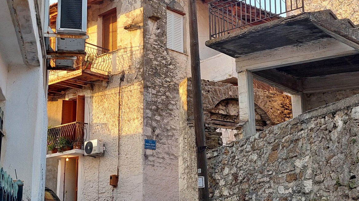 Τα πρώτα λόγια του 60χρονου που σκότωσε τους γονείς του στη Μεσσηνία: «Εδώ είναι ο πατέρας μου, σκοτωμένος»(βίντεο)