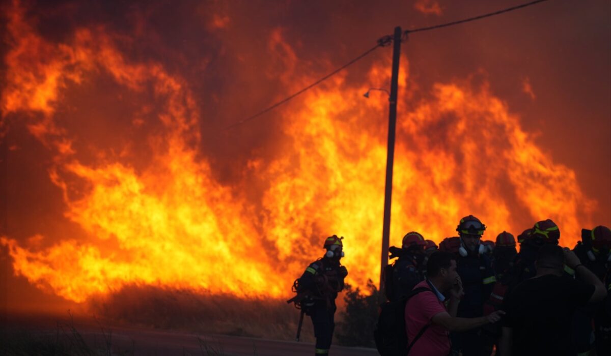 Σε πύρινο κλοιό η Χίος: Συγκλονίζουν οι μαρτυρίες κατοίκων – «Αν δεν ήμουν εδώ, το σπίτι μου θα ήταν καμένο»