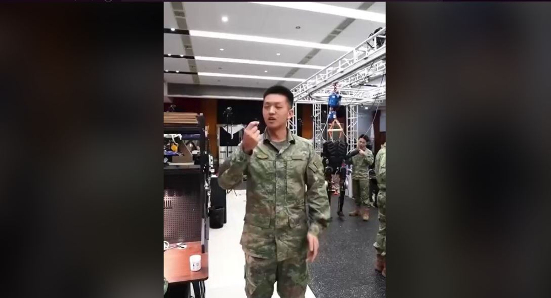 Ο κινεζικός Στρατός δημιούργησε drone σε μέγεθος κουνουπιού! – «Ασύλληπτα αυτά που μπορεί να κάνει» (βίντεο)