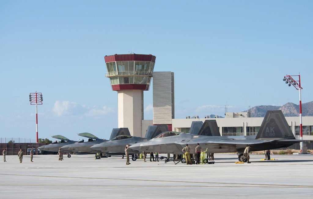 Χειροπέδες σε 26χρονο Αζέρο επειδή φωτογράφιζε στρατιωτικές εγκαταστάσεις στη Σούδα