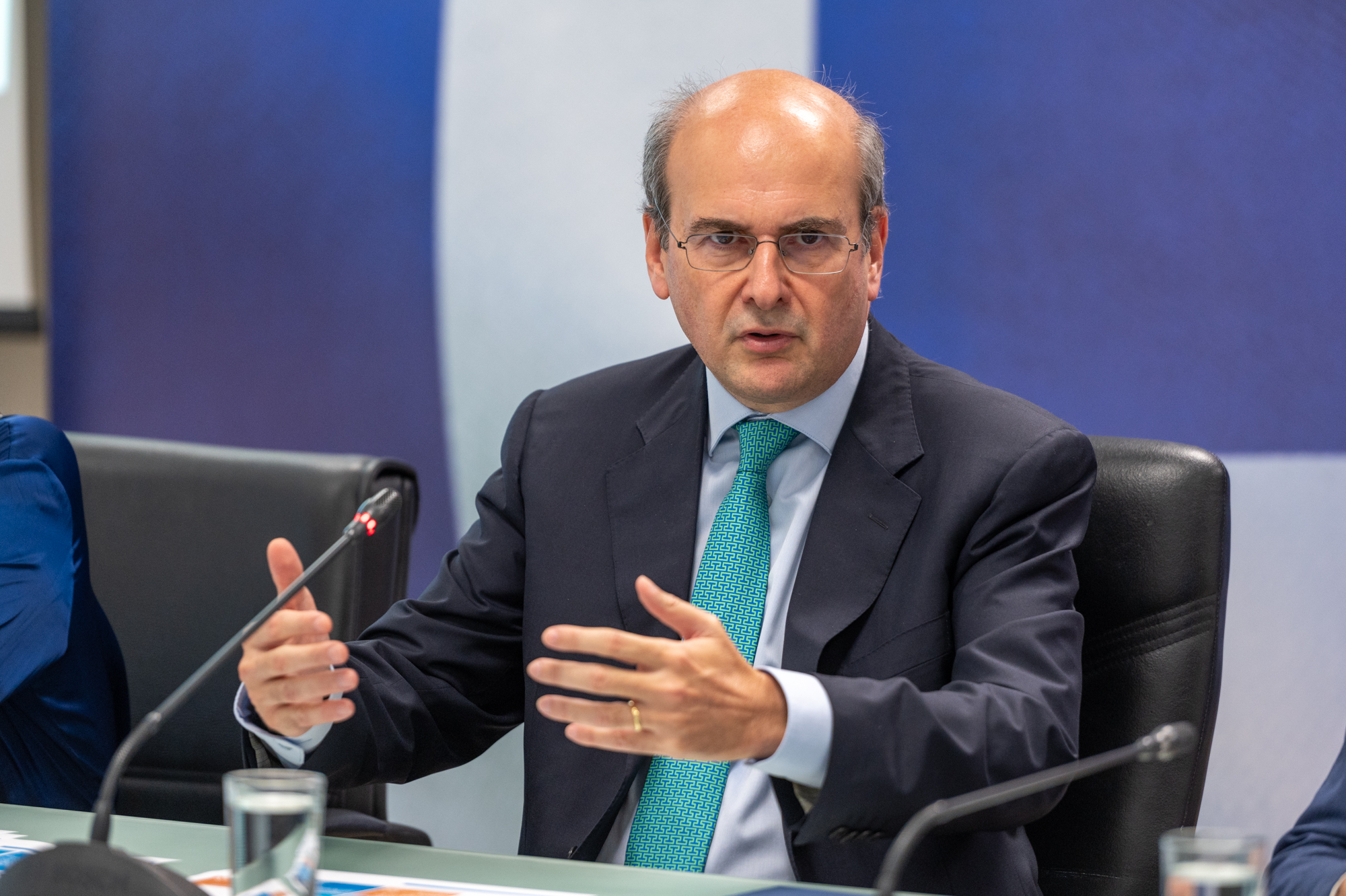 Γραφείο Προϋπολογισμού: «Μείωση επενδύσεων κατά 3,2% και αύξηση πληθωρισμού»