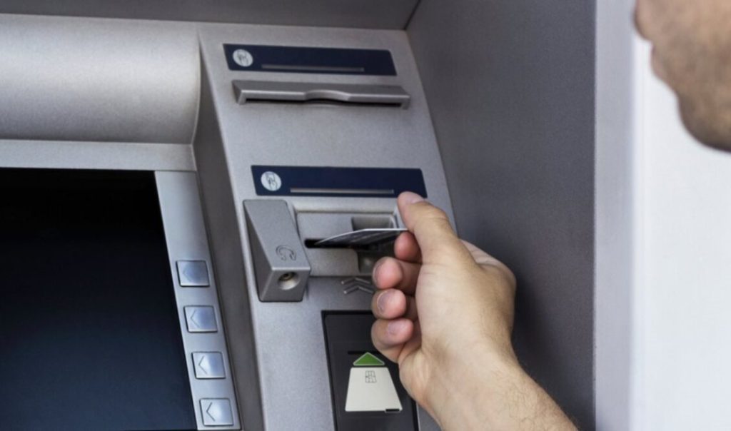 ΑΤΜ: Το συνηθισμένο λάθος που κάνουν όλοι και τους «τρώει» την κάρτα  – Τι πρέπει να προσέξετε