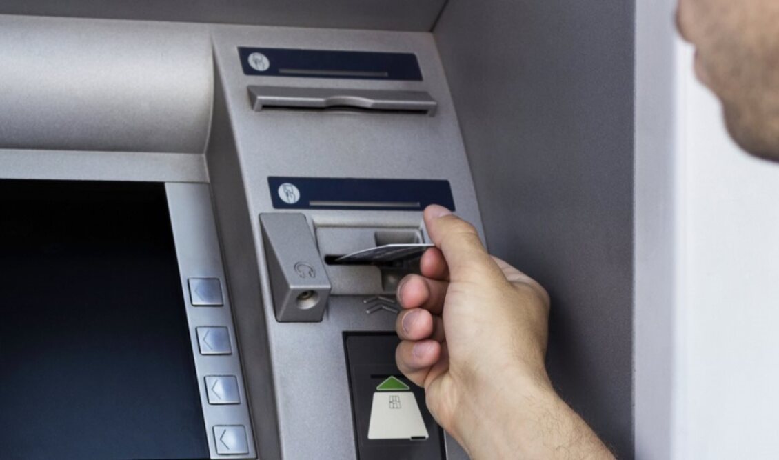 ΑΤΜ: Το συνηθισμένο λάθος που κάνουν όλοι και τους «τρώει» την κάρτα  – Τι πρέπει να προσέξετε