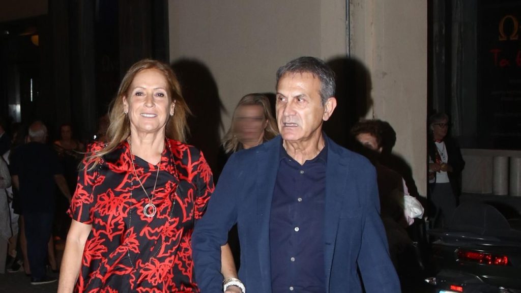 Η άβολη στιγμή που η σύζυγος του Γ.Νταλάρα τον απομακρύνει από τηλεοπτικές δηλώσεις (βίντεο)