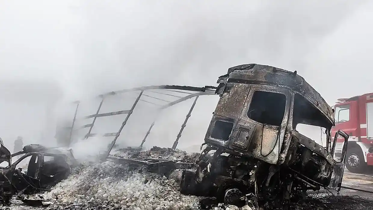 Τροχαίο Κοζάνη: Με 80 χλμ/ώρα «καρφώθηκε» η νταλίκα στο αυτοκίνητο των ηλικιωμένων στα διόδια Πολυμύλου