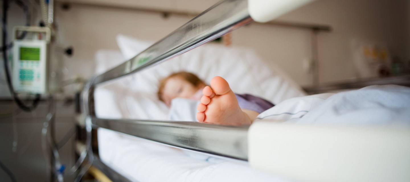 Πτώση 3χρονου κοριτσιού από μπαλκόνι στη Ναύπακτο – Νοσηλεύεται στο Καραμανδάνειο