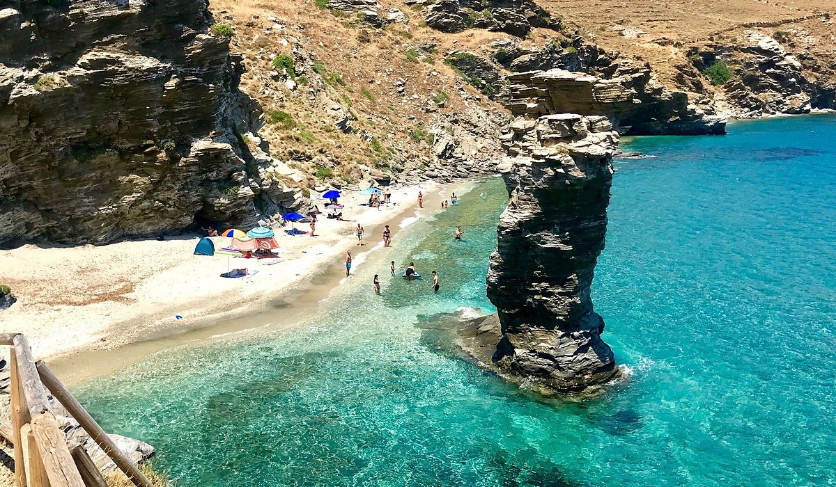 Το γνωρίζατε; – Από πού πήρε το όνομά της η πιο ξακουστή παραλία της Άνδρου «της Γριάς το Πήδημα»;