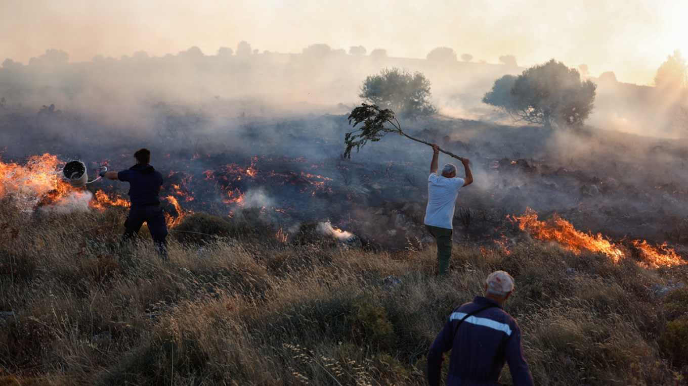 Κρίσιμες οι επόμενες ώρες στην φωτιά στη Χίο – «Τα πράγματα είναι ακόμη δύσκολα», λέει ο δήμαρχος του νησιού