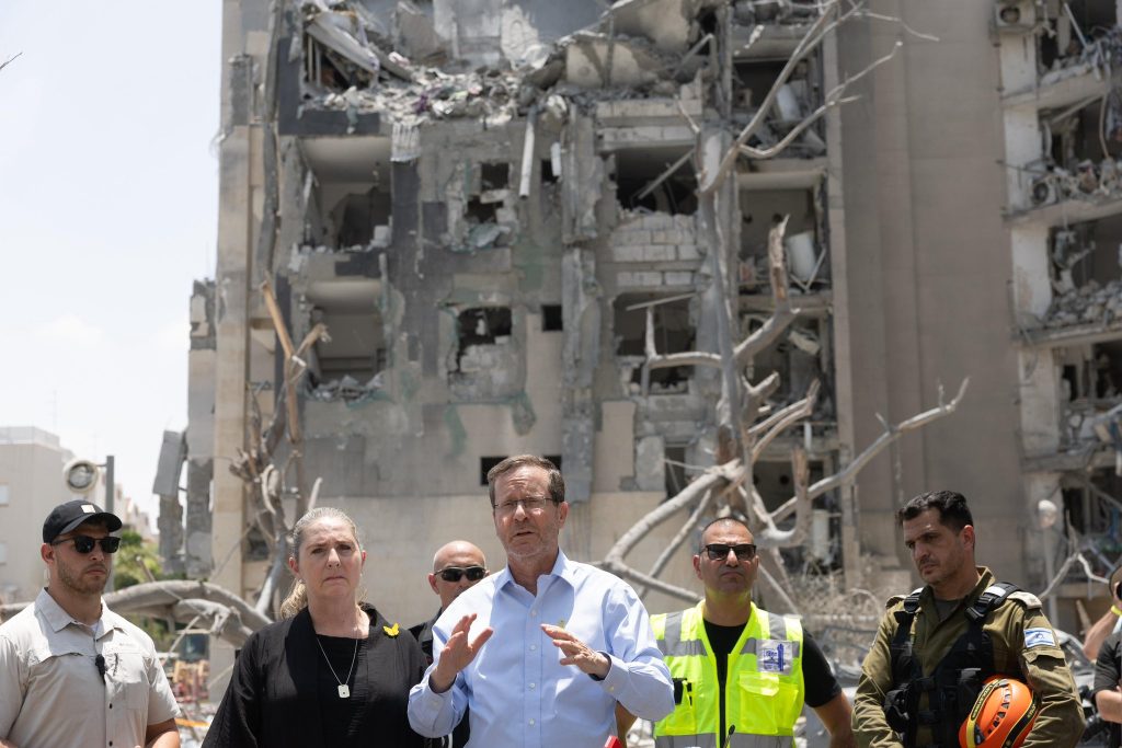 Πρόεδρος του Ισραήλ: «Η επίθεση στη Μπερ Σεβά είχε ως στόχο να σκοτώσει ανθρώπους που ζούσαν μια συνηθισμένη ζωή»