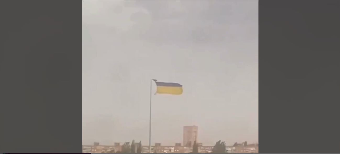Οιωνός ή απλή σύμπτωση; – Ο αέρας ξήλωσε τη σημαία της Ουκρανίας από τη γενέτειρα του Β.Ζελένσκι (βίντεο)