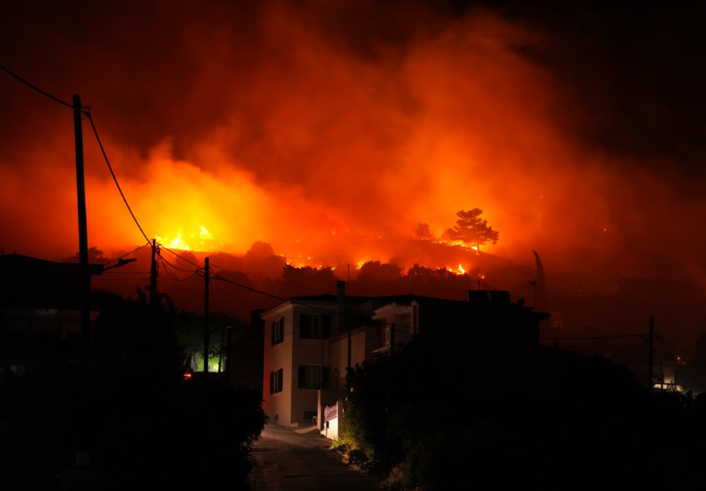 Η Αστυνομία προσήγαγε Γεωργιανή ως ύποπτη για τις φωτιές στη Χίο – Φέρεται να αναζωπύρωνε «πύρινο» μέτωπο