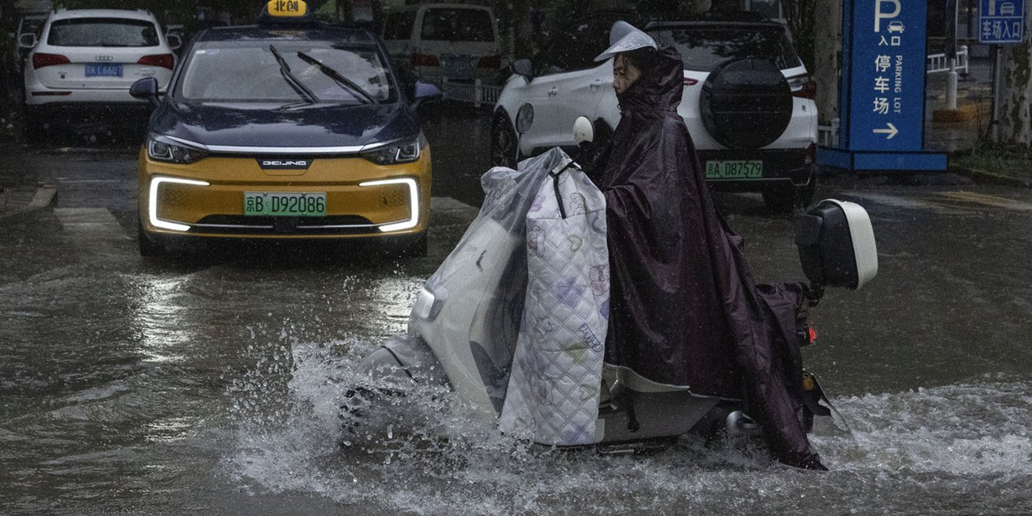 Κίνα: Πάνω από 80.000 άνθρωποι απομακρύνθηκαν από τα σπίτια τους εξαιτίας πλημμυρών (βίντεο)