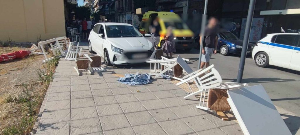 Αγρίνιο: Αυτοκίνητο «καρφώθηκε» σε τραπεζοκαθίσματα – Από τύχη δεν υπήρξαν τραυματισμοί (βίντεο-φωτο)