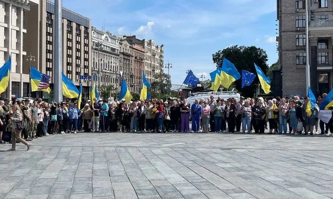 Κίεβο: Βετεράνοι του πολέμου στην πλατεία Μαϊντάν κατά της κυβέρνησης Β.Ζελένσκι