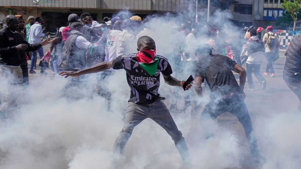 Τουλάχιστον 2 νεκροί και 300 τραυματίες στις διαδηλώσεις στην Κένυα (βίντεο)