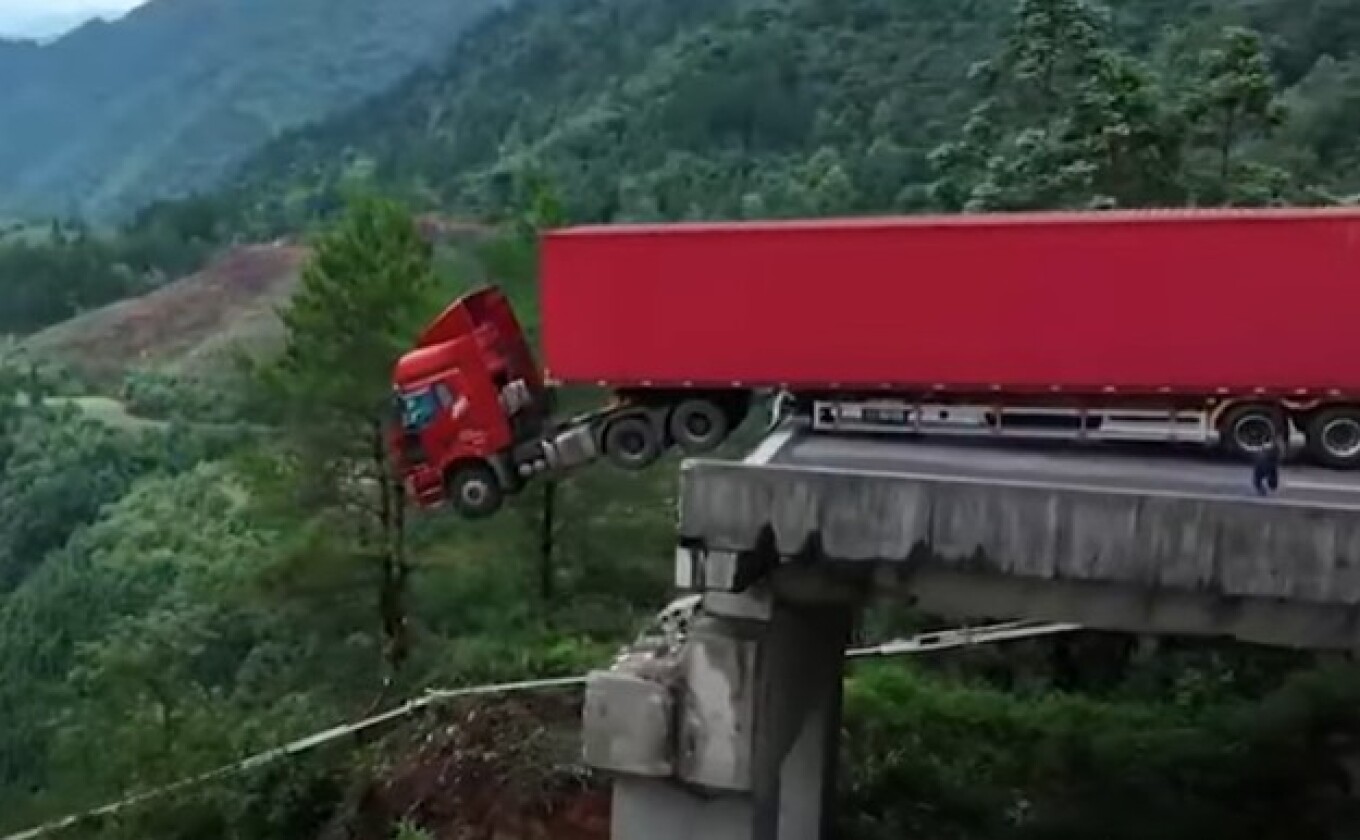 Κίνα: Νταλίκα κρέμεται από μια «κλωστή» μετά την καταστροφή γέφυρας από βροχοπτώσεις – Δείτε βίντεο