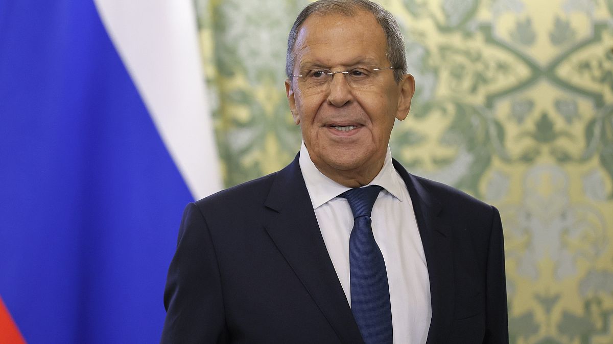 Λαβρόφ για Ζελένσκι: «Λέει πολλά πράγματα – Εξαρτάται από το τι πίνει ή καπνίζει»