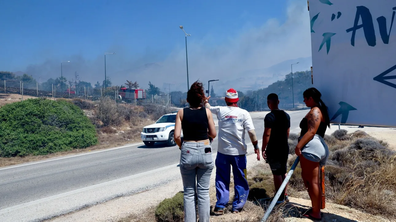 Αποκαταστάθηκε η κυκλοφορία στη λεωφόρο Αθηνών-Σουνίου μετά την φωτιά στην Παλαιά Φώκαια