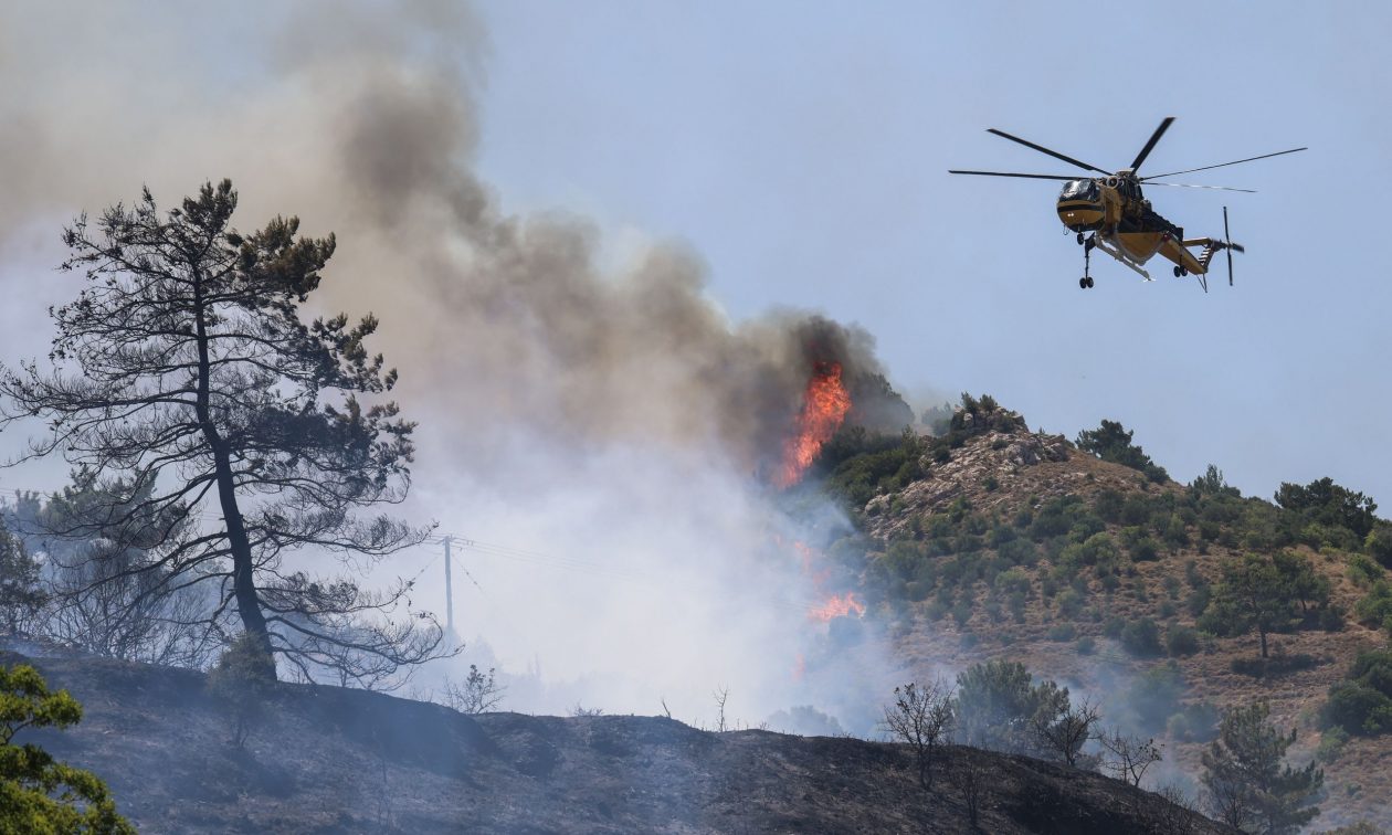 Φωτιά στη Χίο: Μεγάλη αναζωπύρωση στο βουνό Προβατά