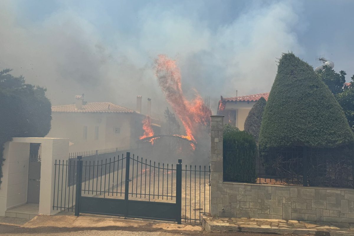 Δεκάδες σπίτια κάηκαν στην Παλαιά Φώκαια! – Εκκενώνονται οικισμοί (βίντεο) (upd3)