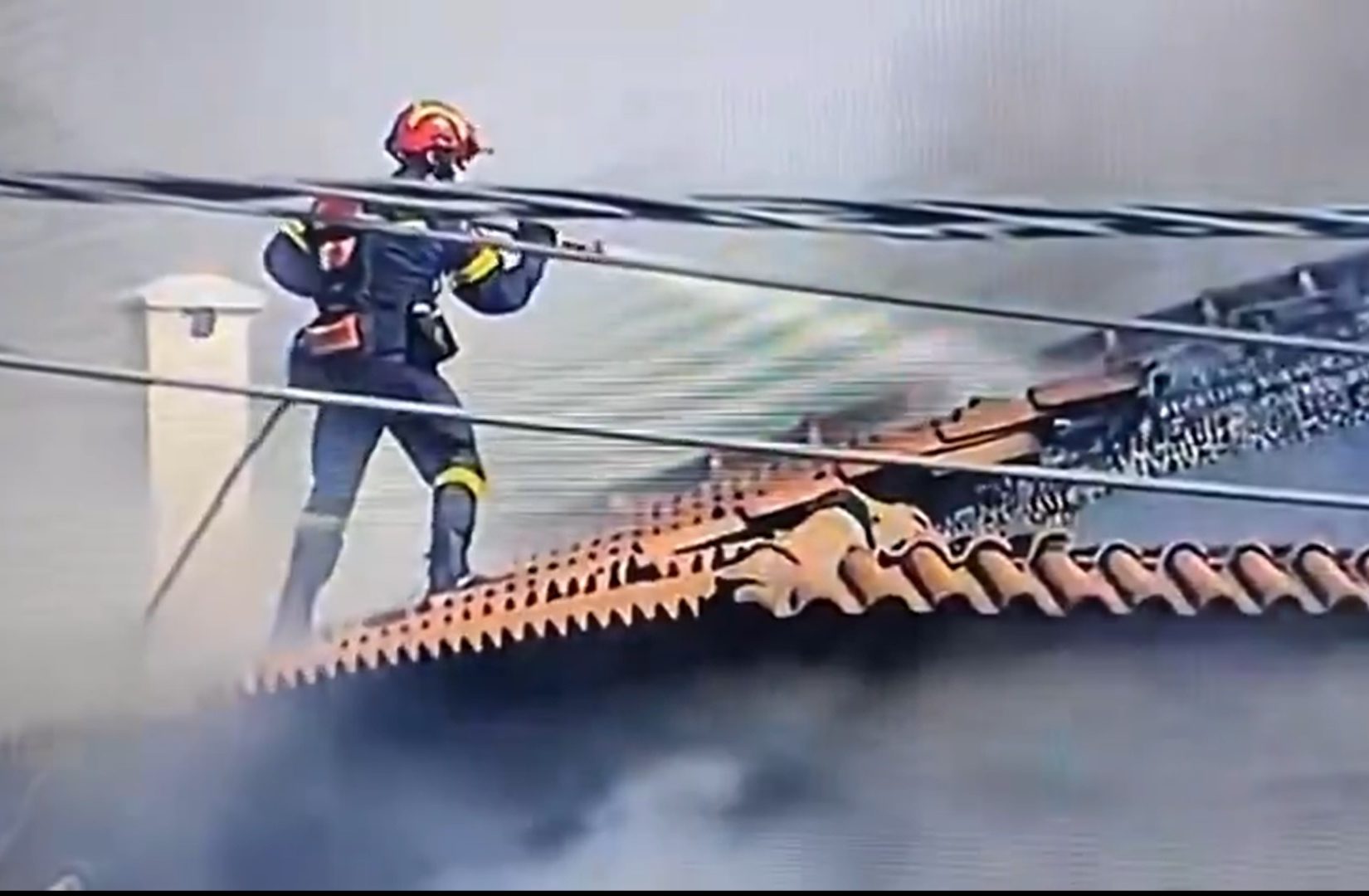 Βίντεο: Η στιγμή που πυροσβέστης ανεβαίνει στη σκεπή φλεγόμενου σπιτιού στην Παλαιά Φώκαια