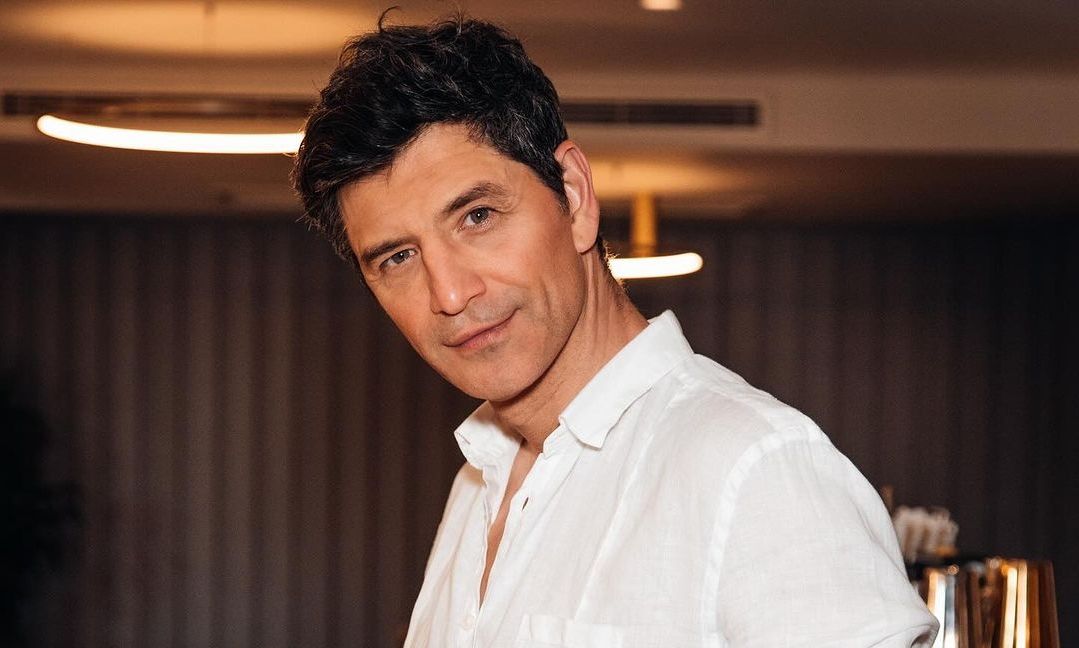 Σκίστηκε το παντελόνι του Σ.Ρουβά κατά τη διάρκεια της συναυλίας του – Συνέχισε να χορεύει (βίντεο)